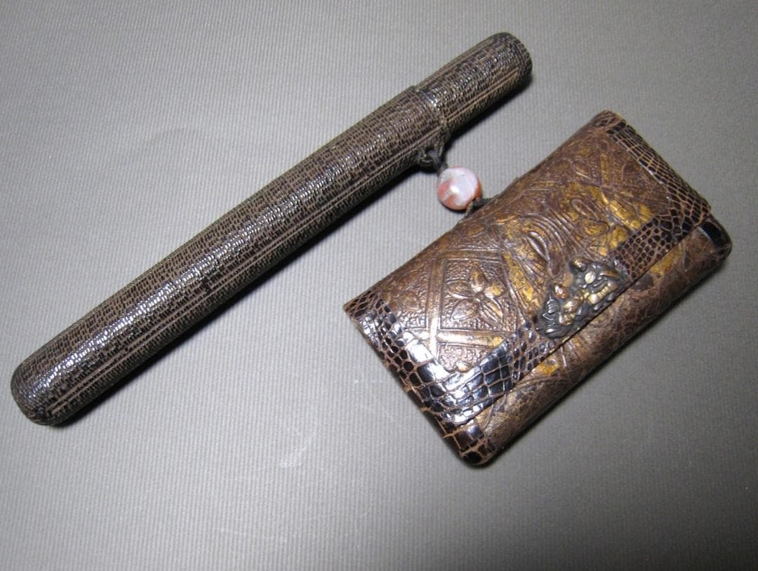 金唐革　花文　煙草入　煙管入　夫婦図　彫金　金具　瑪瑙　緒締　革製　提げ物　骨董