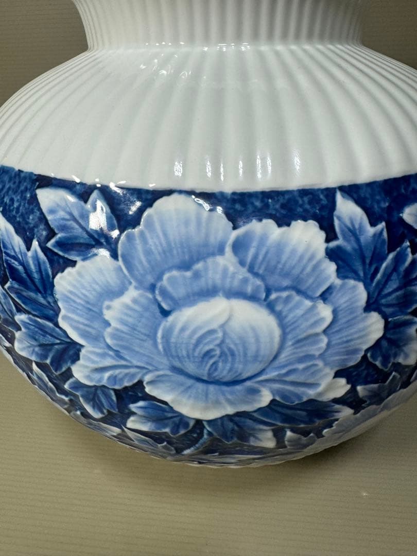 2280 有田焼 名工 緒方松右衛門 作 染付牡丹図 盛上彫文 壺 花瓶