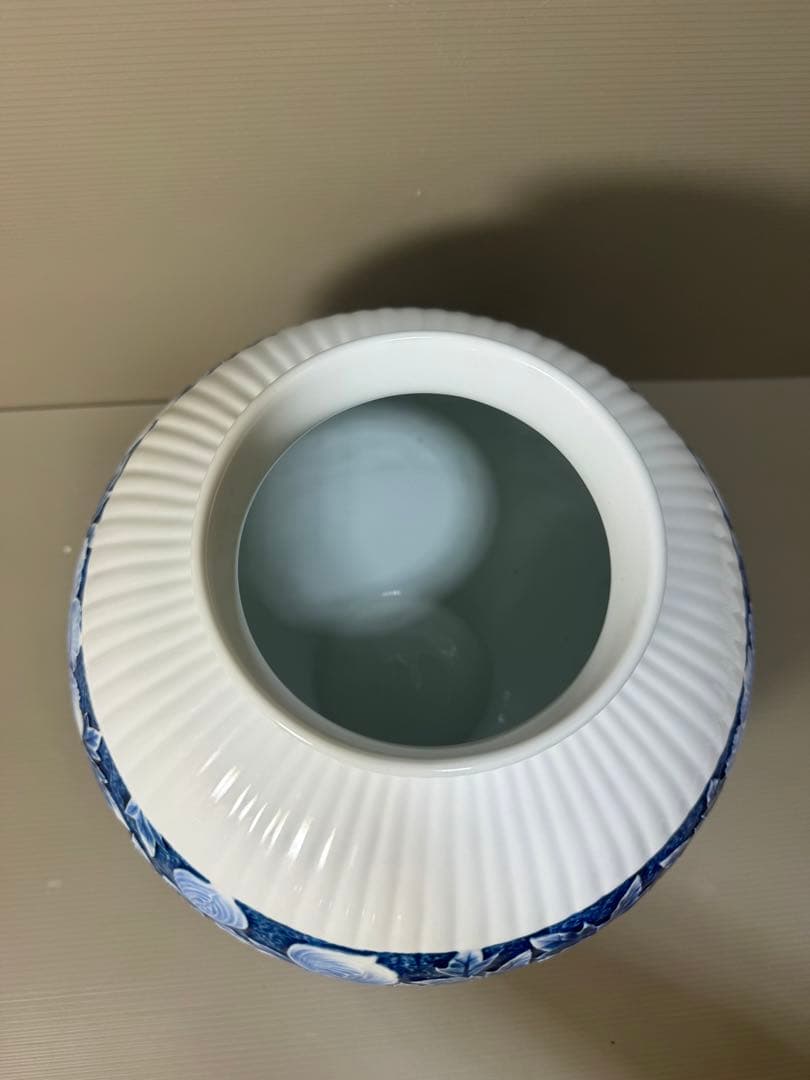 2280 有田焼 名工 緒方松右衛門 作 染付牡丹図 盛上彫文 壺 花瓶