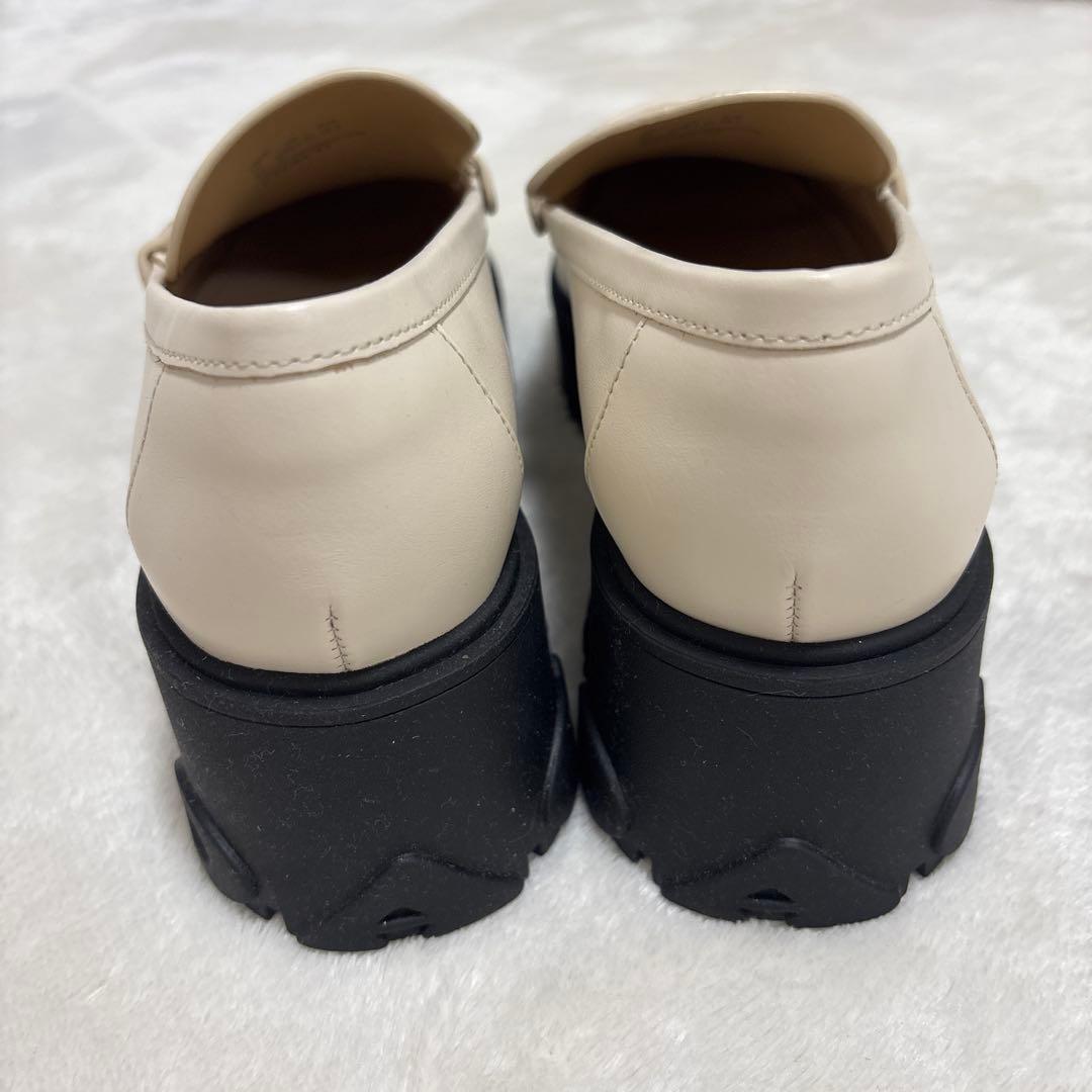 専用COACH ホワイト ローファー 合成皮革