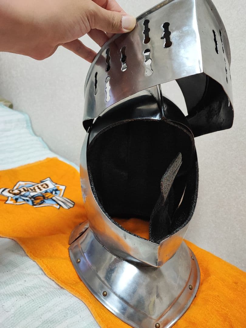 中世騎士のスチール製鎧　兜と籠手