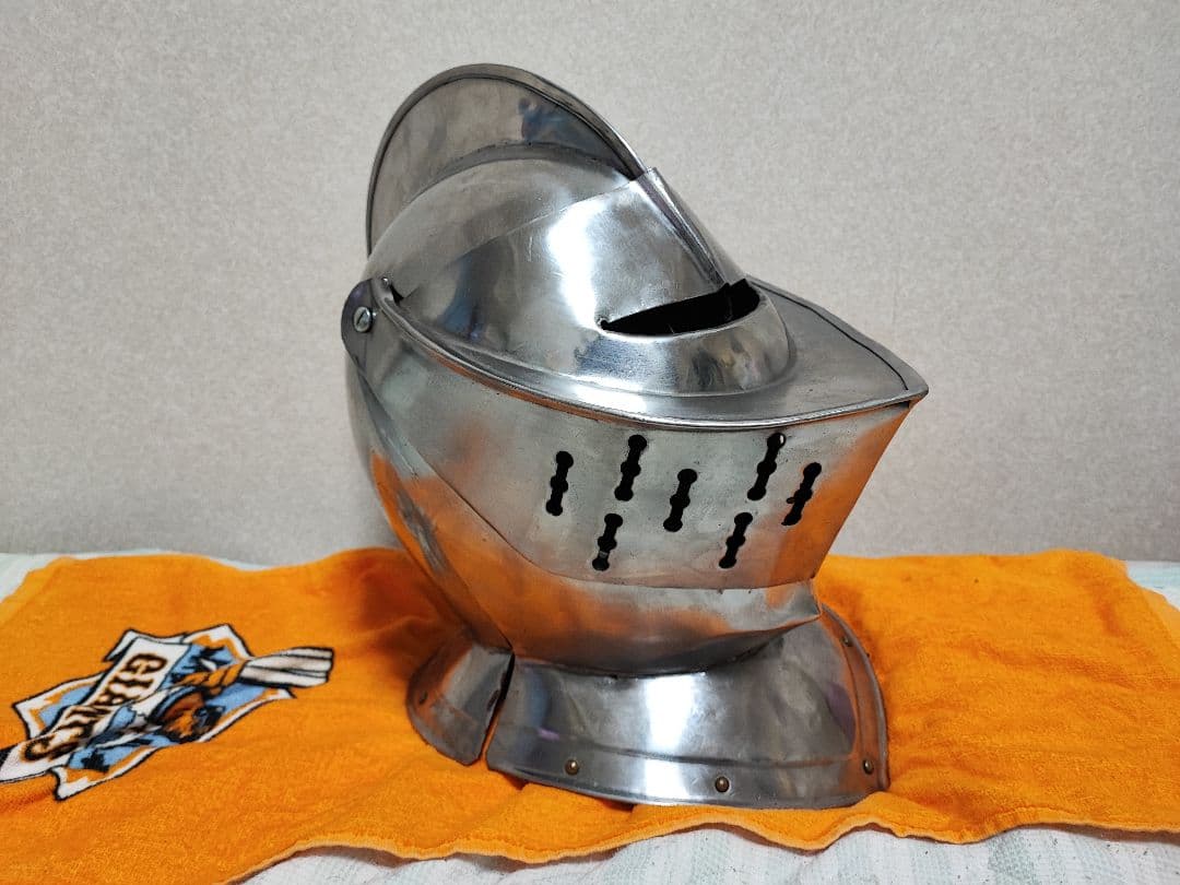 中世騎士のスチール製鎧　兜と籠手