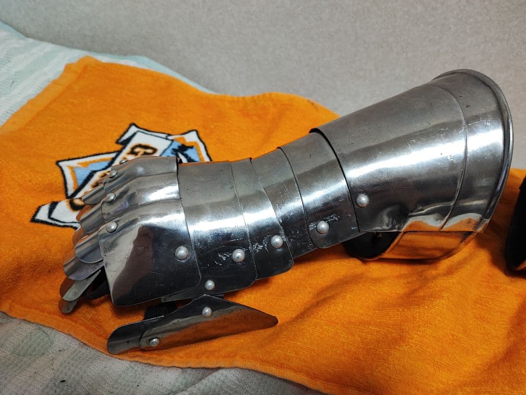 中世騎士のスチール製鎧　兜と籠手