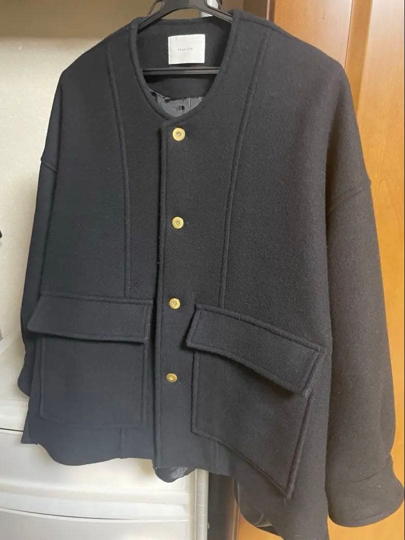 〈今期購入〉新品manon マノン　ノーカラーショートウールコート　金ボタン　黒