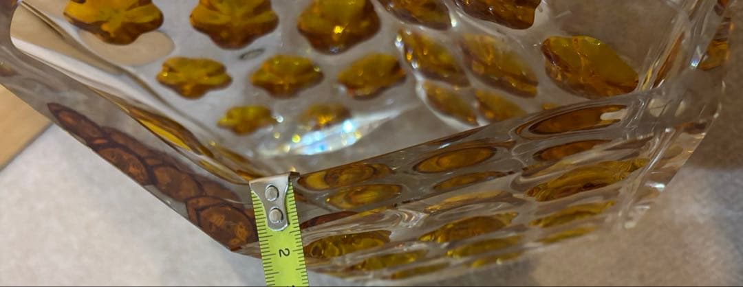 ガラス製花瓶 黄色の花模様　立体ガラス　アクセント花器