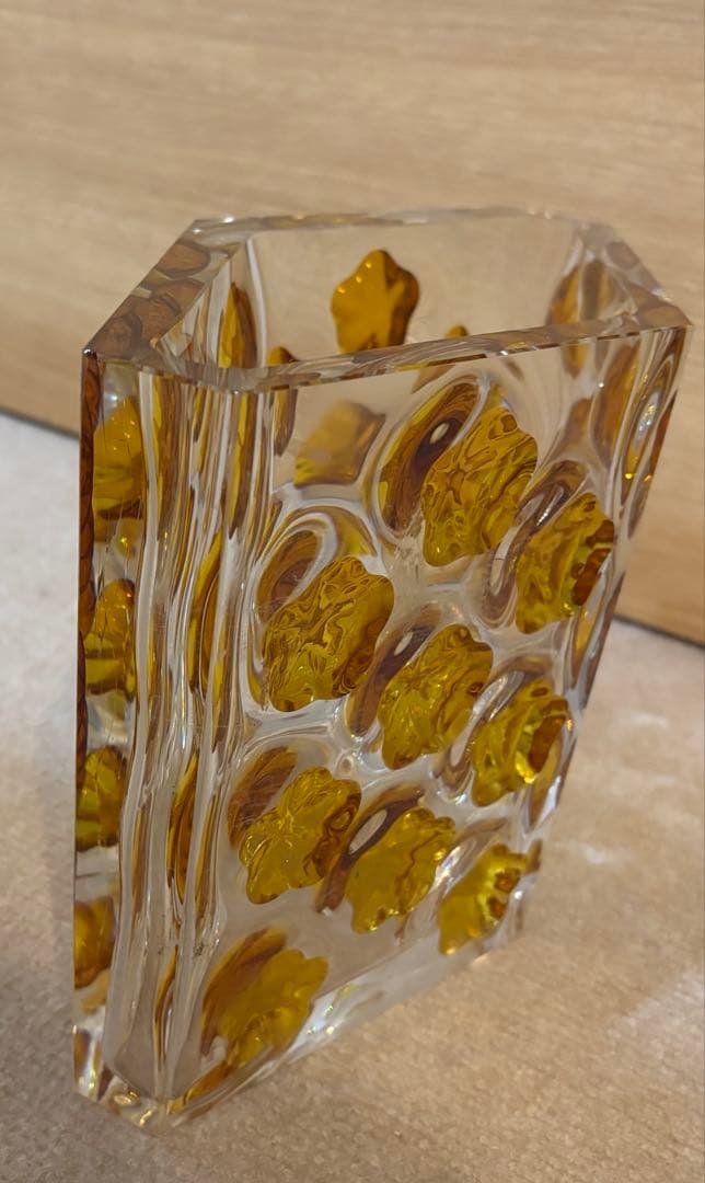 ガラス製花瓶 黄色の花模様　立体ガラス　アクセント花器