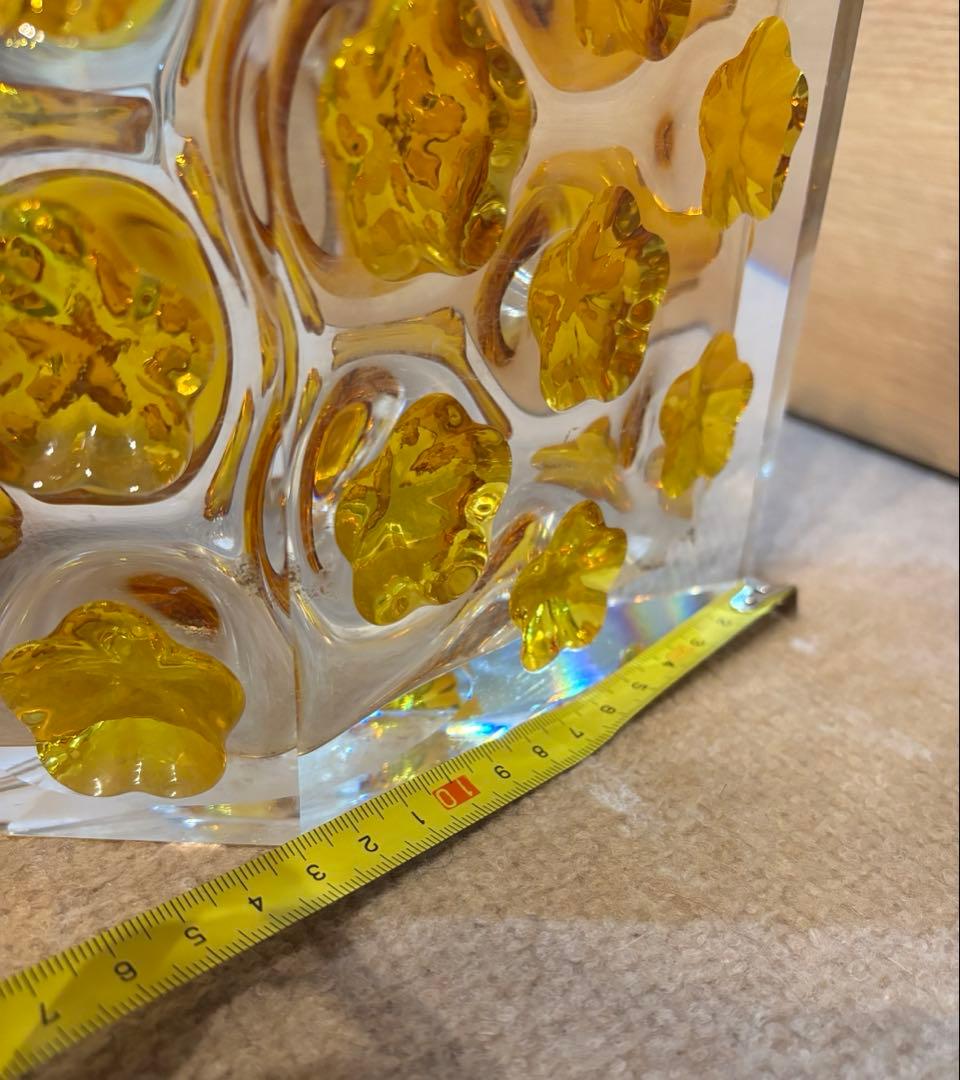 ガラス製花瓶 黄色の花模様　立体ガラス　アクセント花器