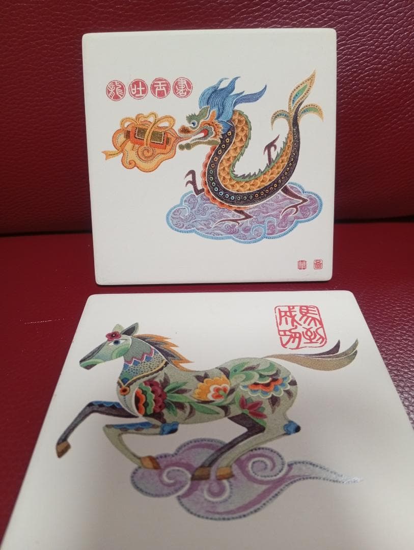 鮮やかで繊細な色彩の竜と馬の装飾プレート 縁起物 インテリア 置物