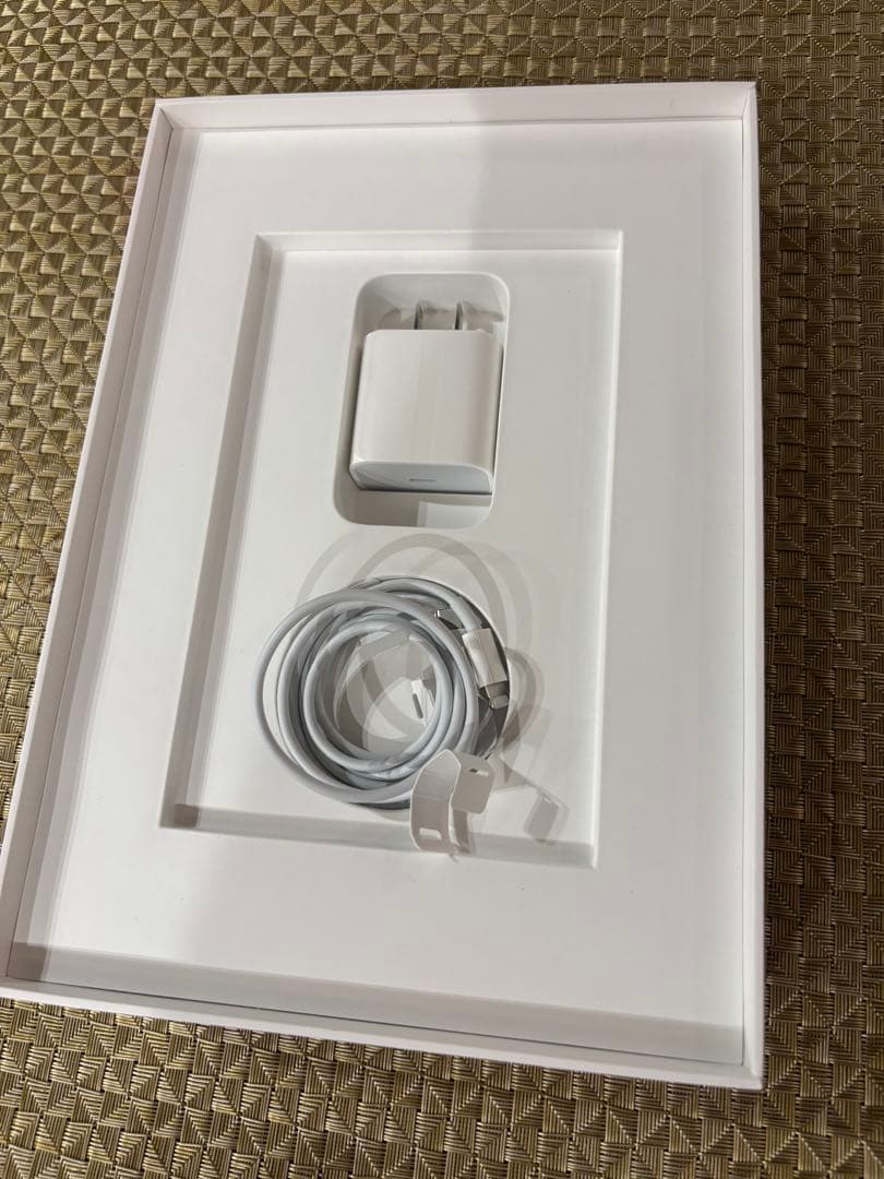 新品未使用 第9世代 Apple iPad シルバー 本体 箱付き