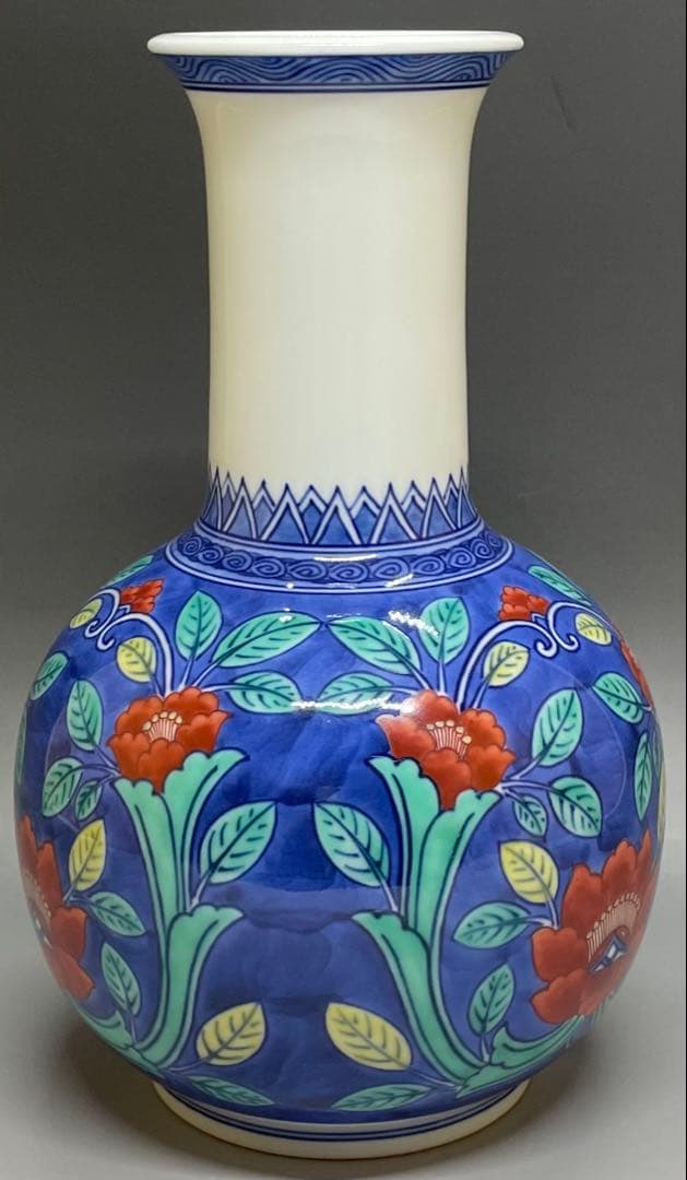 人間国宝　十三代　今泉今右衛門　色鍋島牡丹唐草文花瓶　四方桟共箱　共布　L36