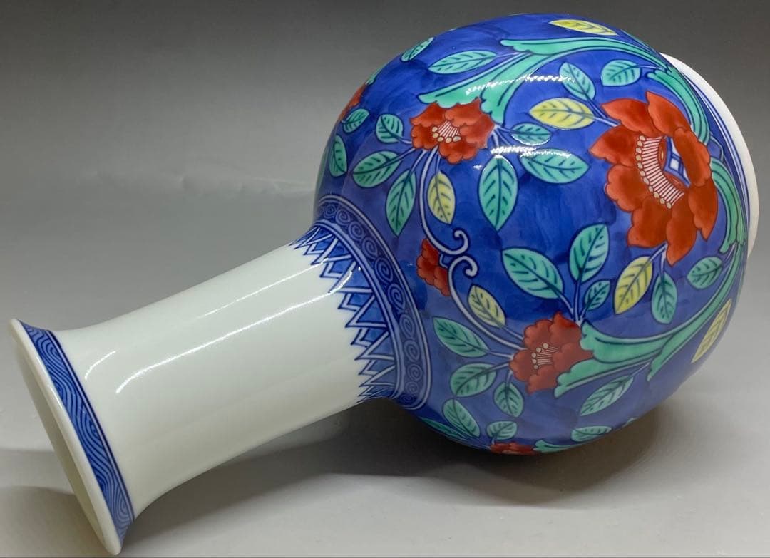 人間国宝　十三代　今泉今右衛門　色鍋島牡丹唐草文花瓶　四方桟共箱　共布　L36