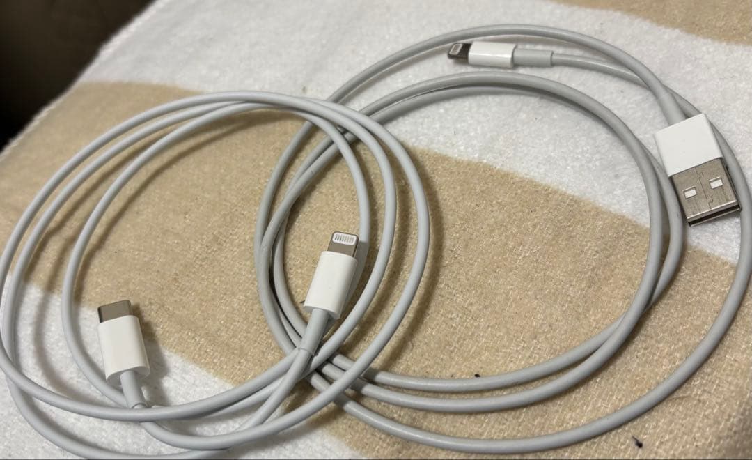 Apple iPhone SE第三世代スターライト 64GB 本体　SIMフリー