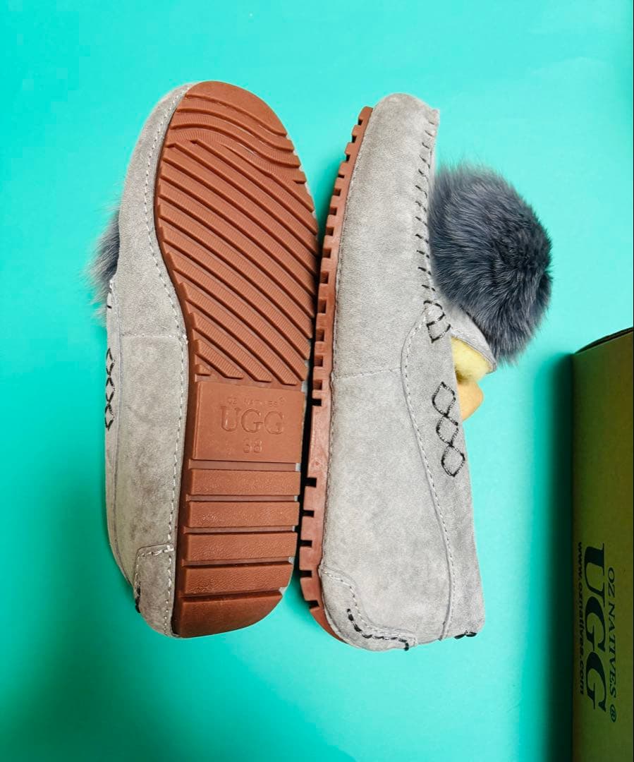 UGGのグレー サイズ38靴 新品未使用ファと2点着け変え