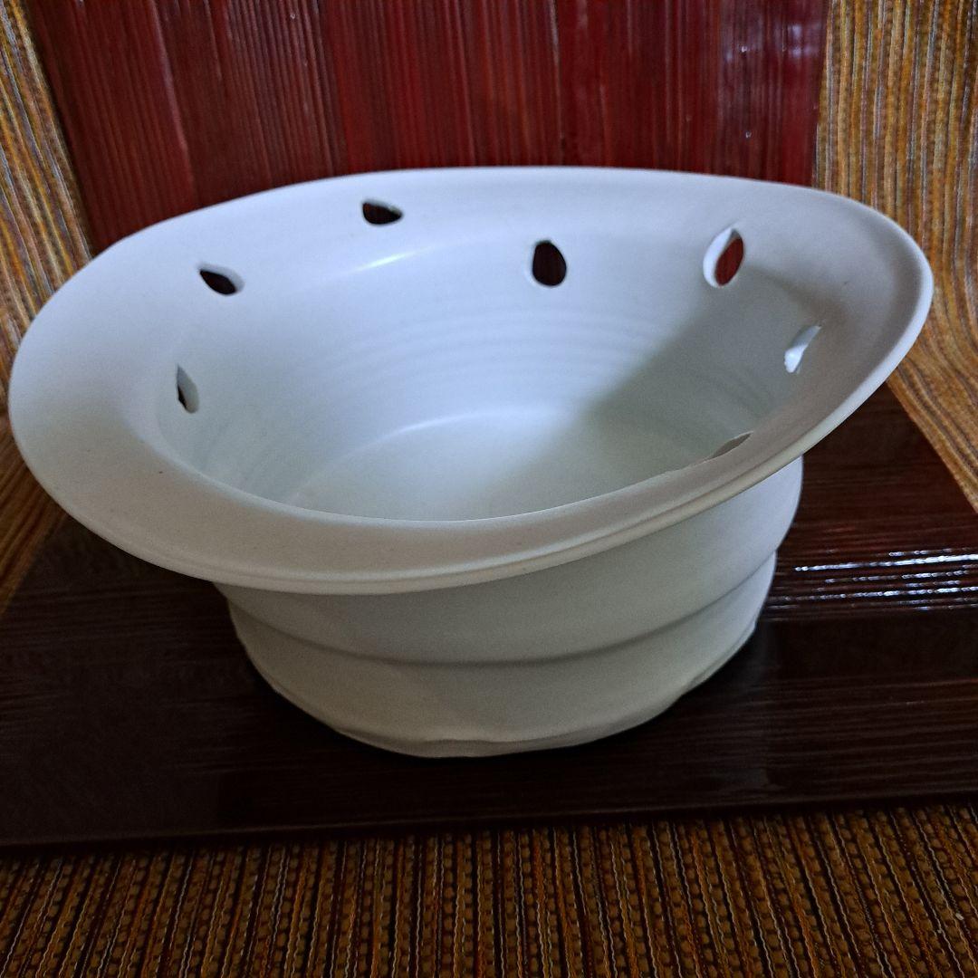 黒田泰蔵の白磁の楕円形器穴あきデザイン