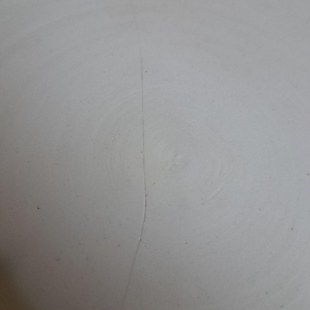 黒田泰蔵の白磁の楕円形器穴あきデザイン