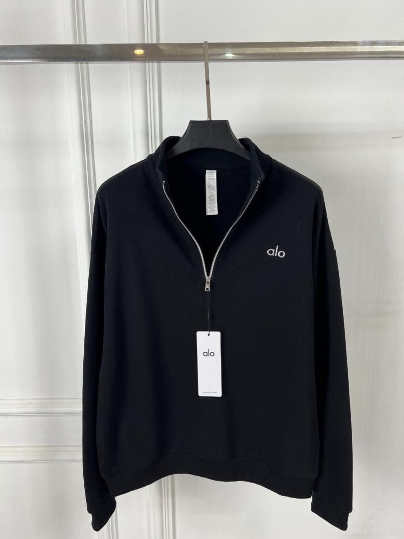 ALO ジップアップスウェット ブラック ミニマルデザイン