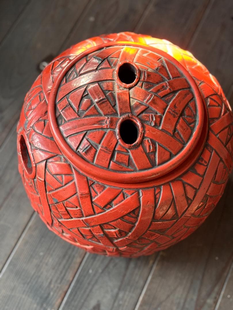 赤い編み込み模様の火鉢