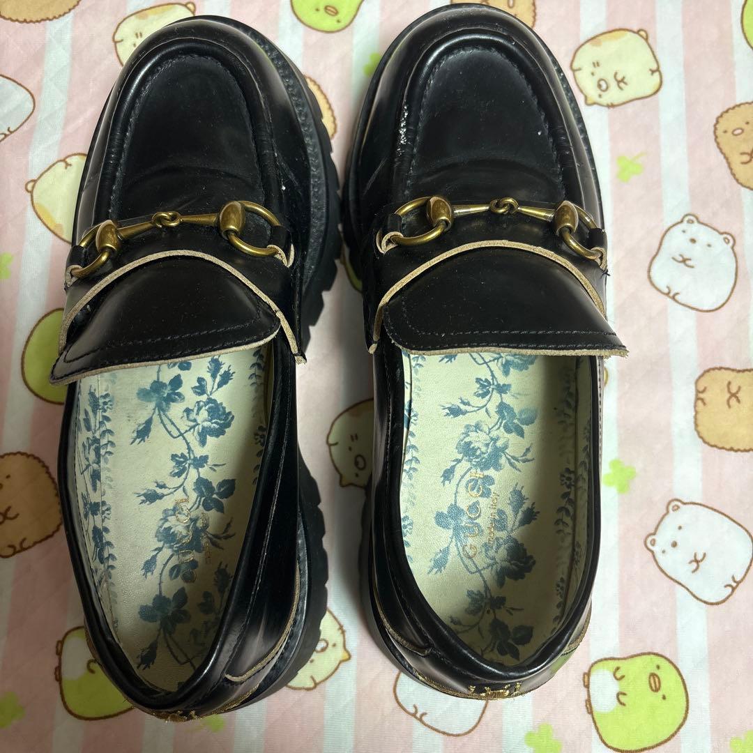 あ*様 グッチ　Gucci 黒ローファー 蜂刺繍付き