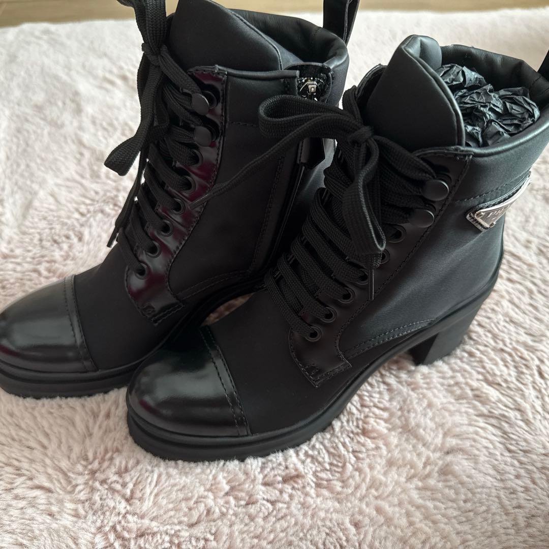PRADA ブラッシュドレザーメナイロンレースアップブーティー