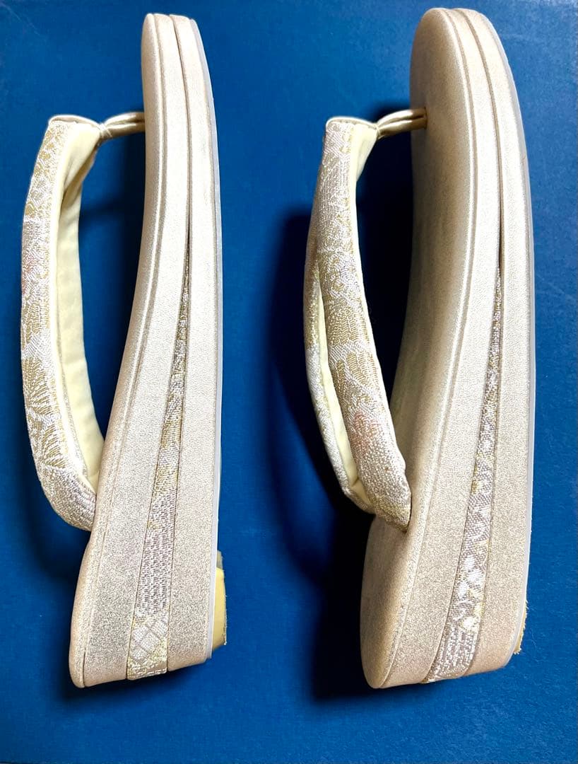 アイボリー に光沢がある花柄刺繍 ハンドバッグと草履セット