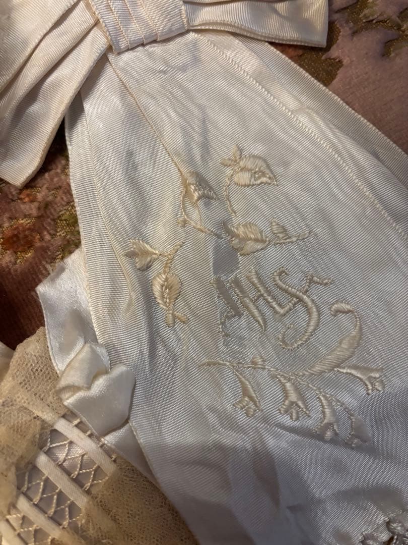 フランスアンティーク✨小さな薔薇リボンバック薔薇の花輪刺繍入りジャボ3点セット‼︎