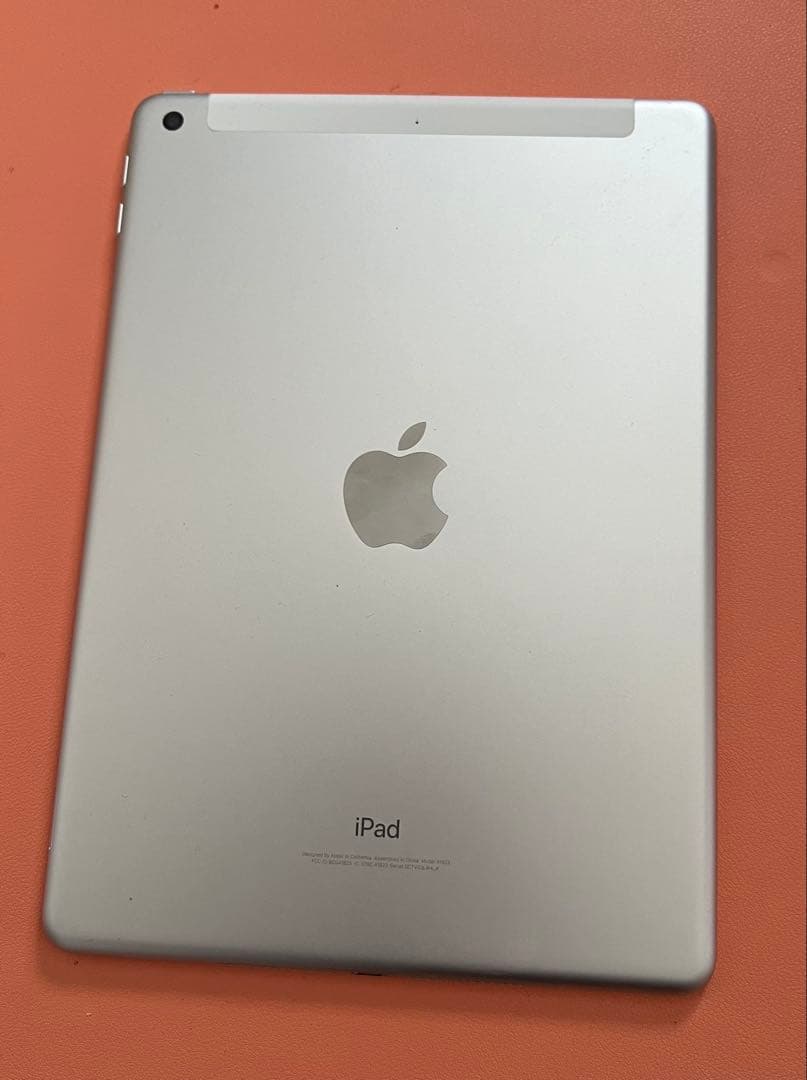 ipad 第5世代 Wi-Fi + Cellularモデル 32GB シルバー