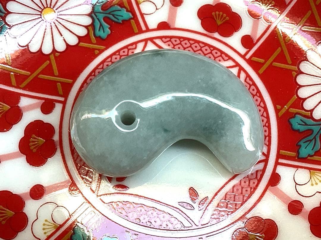 ✳特選 アイスジェダイト 糸魚川翡翠勾玉premiumシリーズ 運気呼び込む‼️