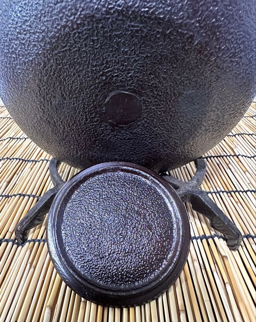 未使用品、供箱付　南部喜州 (及川 喜徳)造　鍛治打袋鉉　１８型　南部鉄瓶