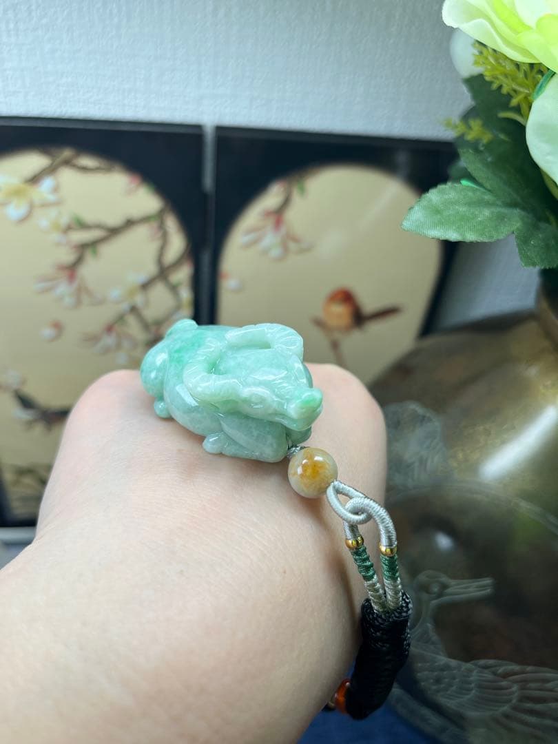 デカい❣️天然本翡翠　健康、やる気満々、濃い目満陽緑翡翠の丑牛干支　鑑定書付き