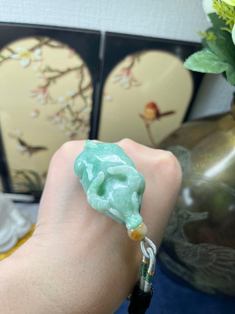 デカい❣️天然本翡翠　健康、やる気満々、濃い目満陽緑翡翠の丑牛干支　鑑定書付き