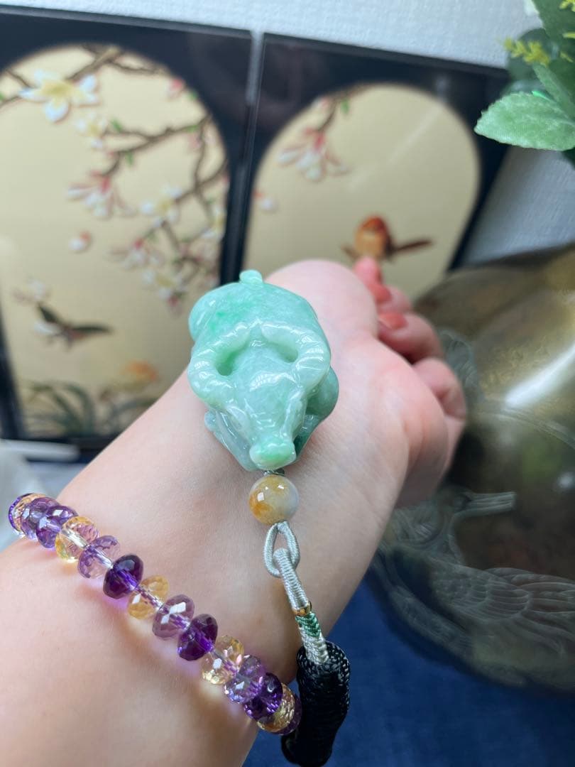 デカい❣️天然本翡翠　健康、やる気満々、濃い目満陽緑翡翠の丑牛干支　鑑定書付き