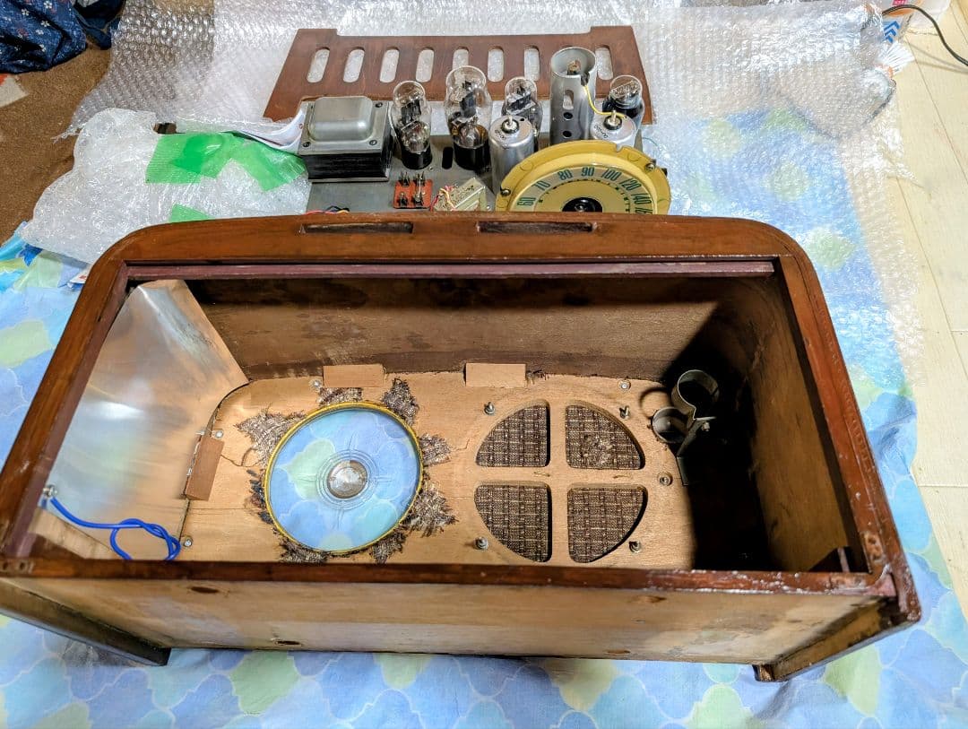 家族団らん昭和レトロ真空管ラジオ　マツダ614A　bluetooth