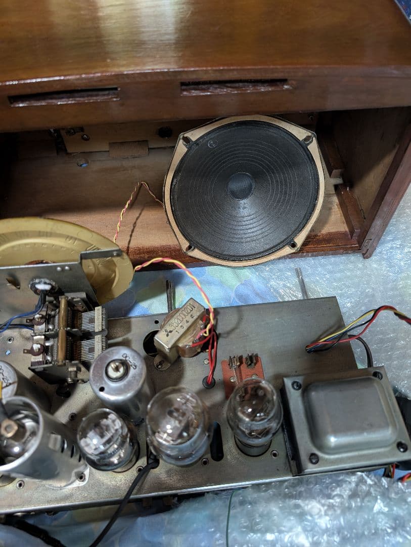 家族団らん昭和レトロ真空管ラジオ　マツダ614A　bluetooth