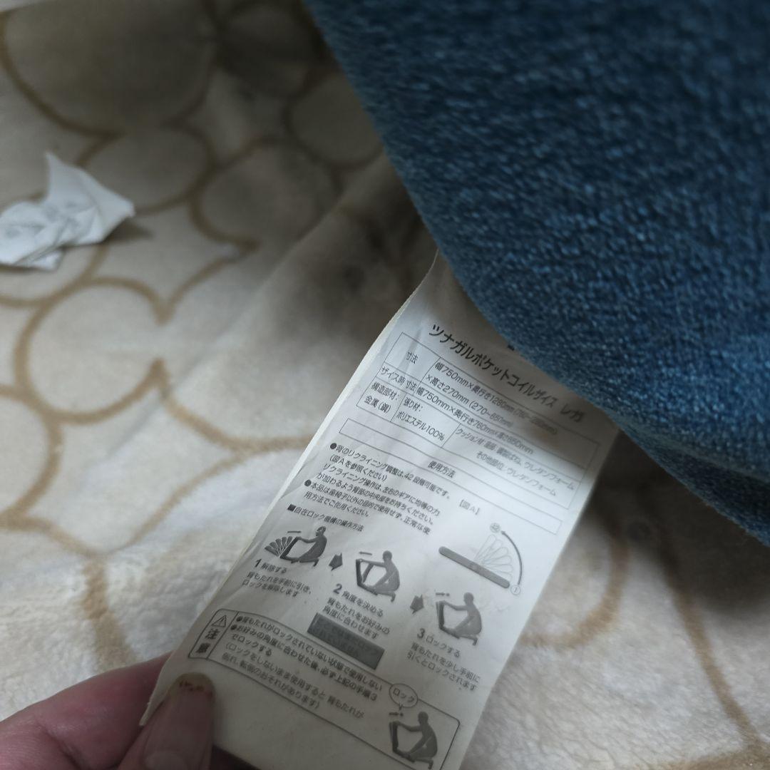 ブルーのクッション付き1人掛けソファ