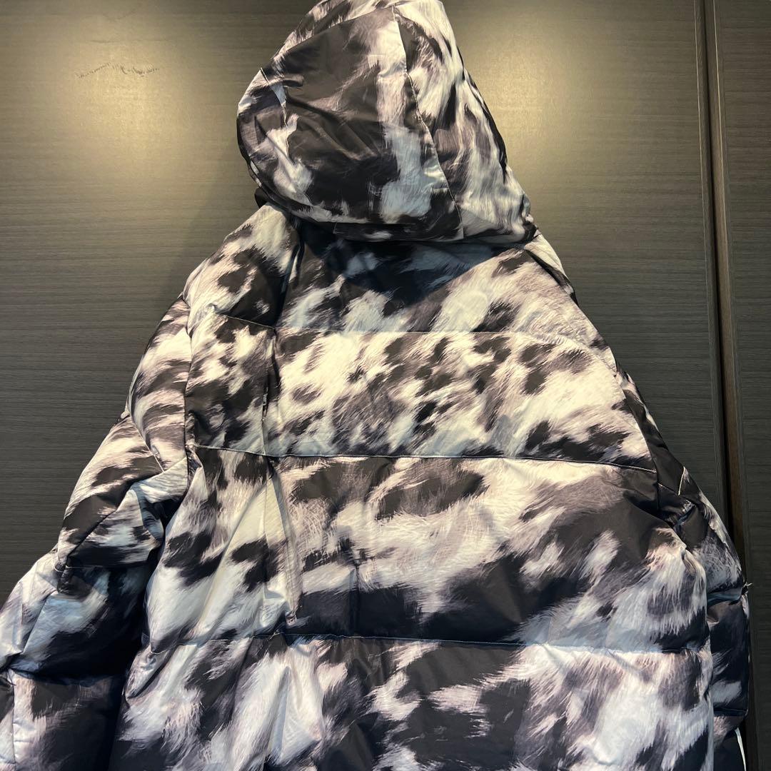 Nike ダウンジャケット 白黒タイダイ柄 フード付き 短丈ダウン