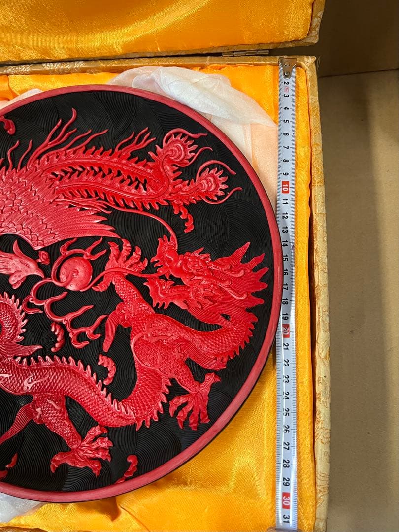 赤い漆器 龍と花の彫刻　皿　オブジェ　中国