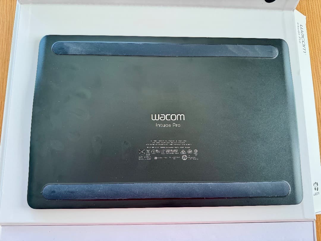 Wacom Intuos Pro PTH-660 / Mサイズ ペンタブレット
