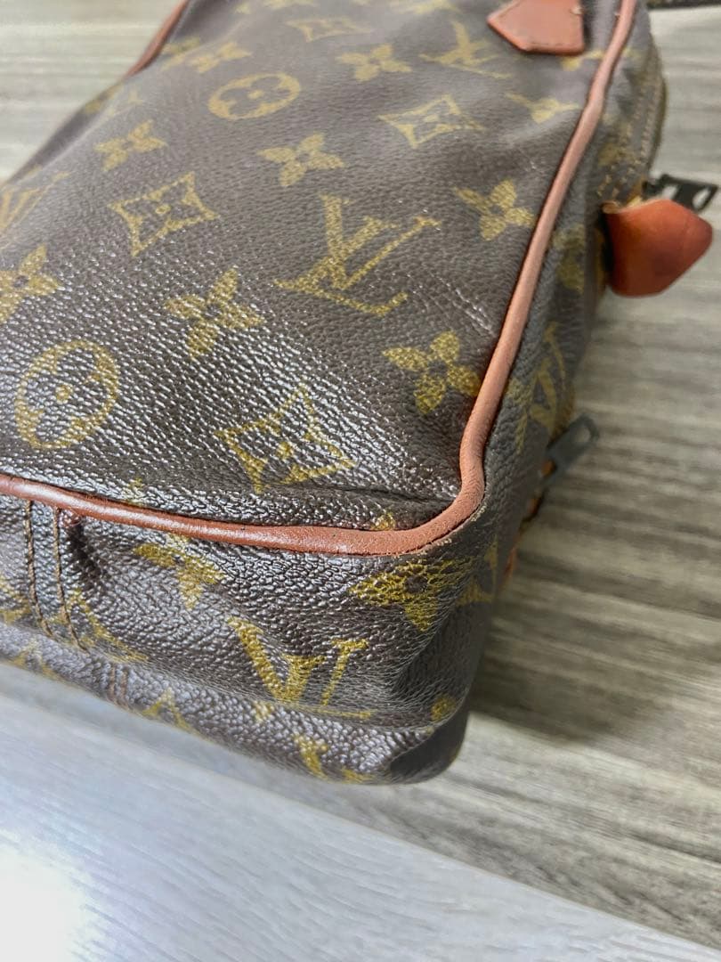 ルイヴィトン　ショルダーバッグ　モノグラム　ミニアマゾン　斜め掛け　レザー