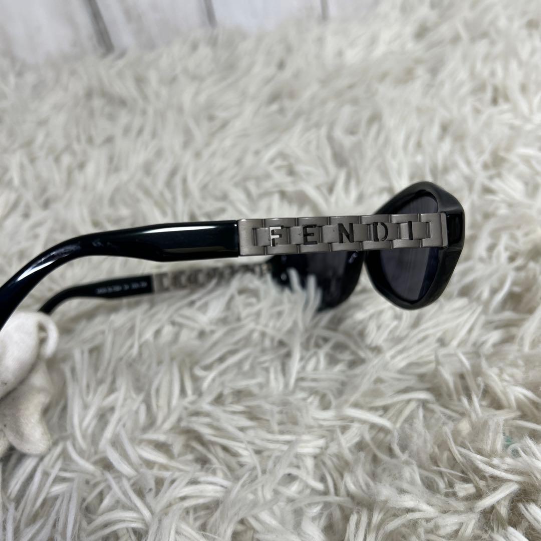 FENDI フェンディ サングラス ケース付　ロゴ　ブラック　シルバー