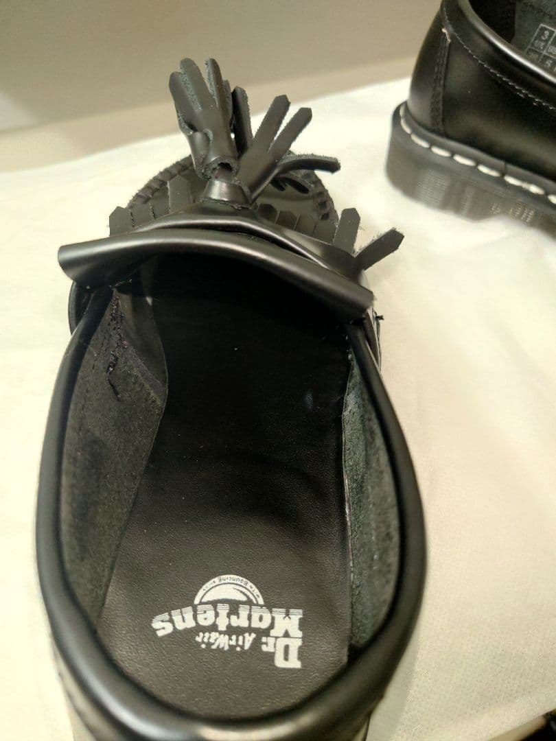 ドクターマーチン　エイドリアン　タッセル付き黒レザーローファー　白ステッチ