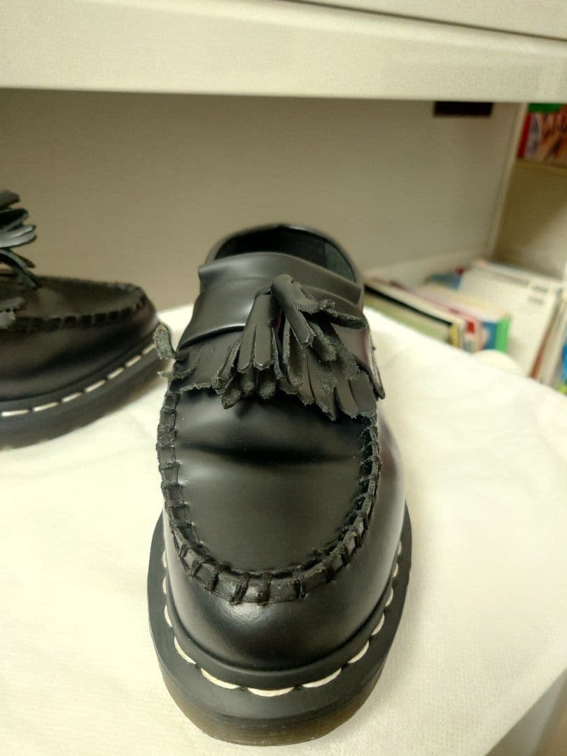 ドクターマーチン　エイドリアン　タッセル付き黒レザーローファー　白ステッチ