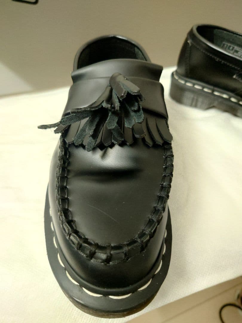 ドクターマーチン　エイドリアン　タッセル付き黒レザーローファー　白ステッチ