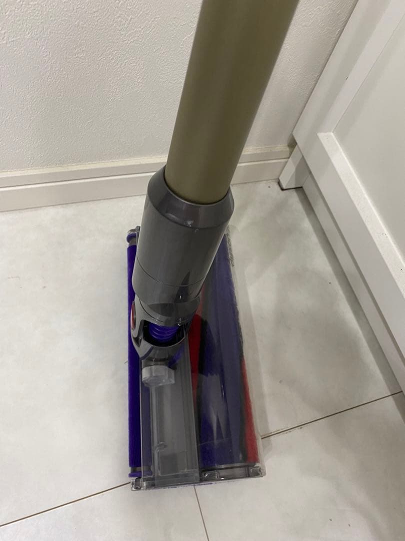 Dyson V8 　コードレスクリーナー　掃除機　sv10