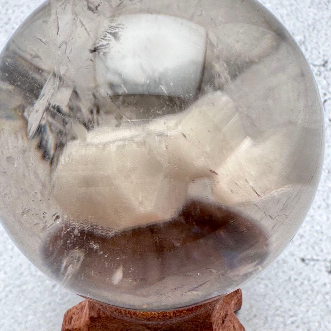 M-40カルサイトイン 淡色スモーキークォーツ 丸玉 スフィア 天然石 景観系