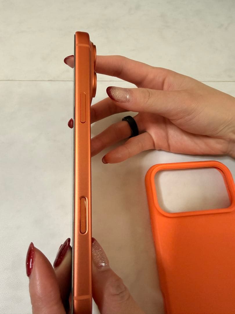 【最終価格】iPhone 17proMaxオレンジ 本体とケース