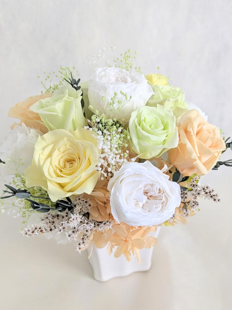 プリザーブドフラワー／ふんわりと明るく優しい薔薇たちの白い陶器アレンジ