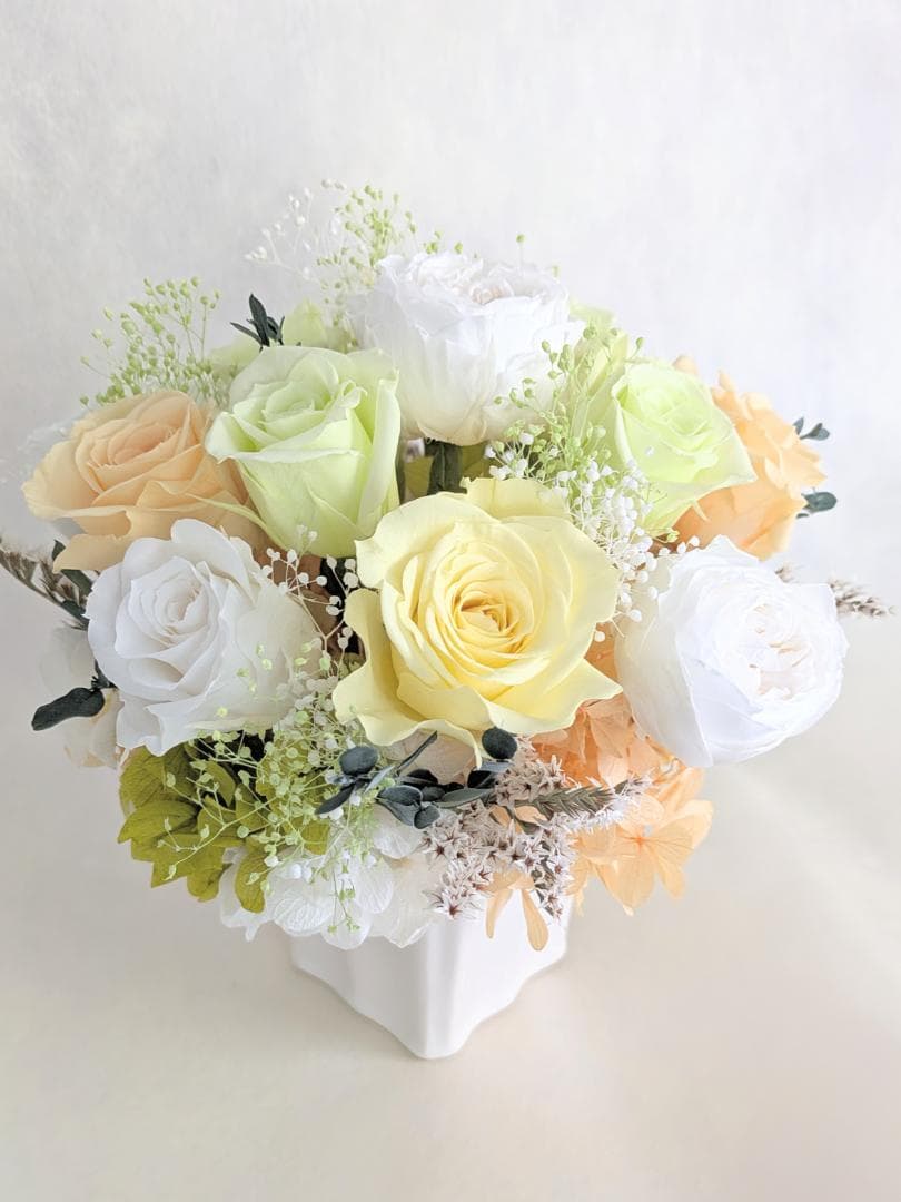 プリザーブドフラワー／ふんわりと明るく優しい薔薇たちの白い陶器アレンジ