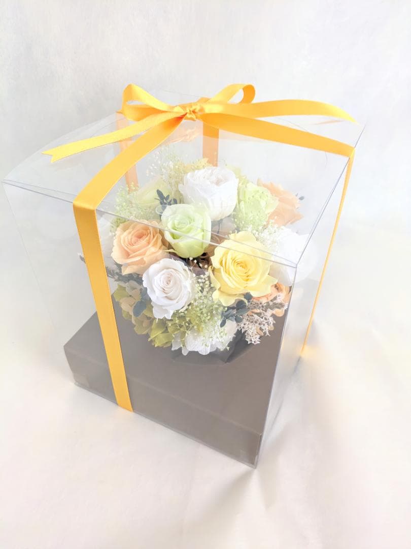 プリザーブドフラワー／ふんわりと明るく優しい薔薇たちの白い陶器アレンジ