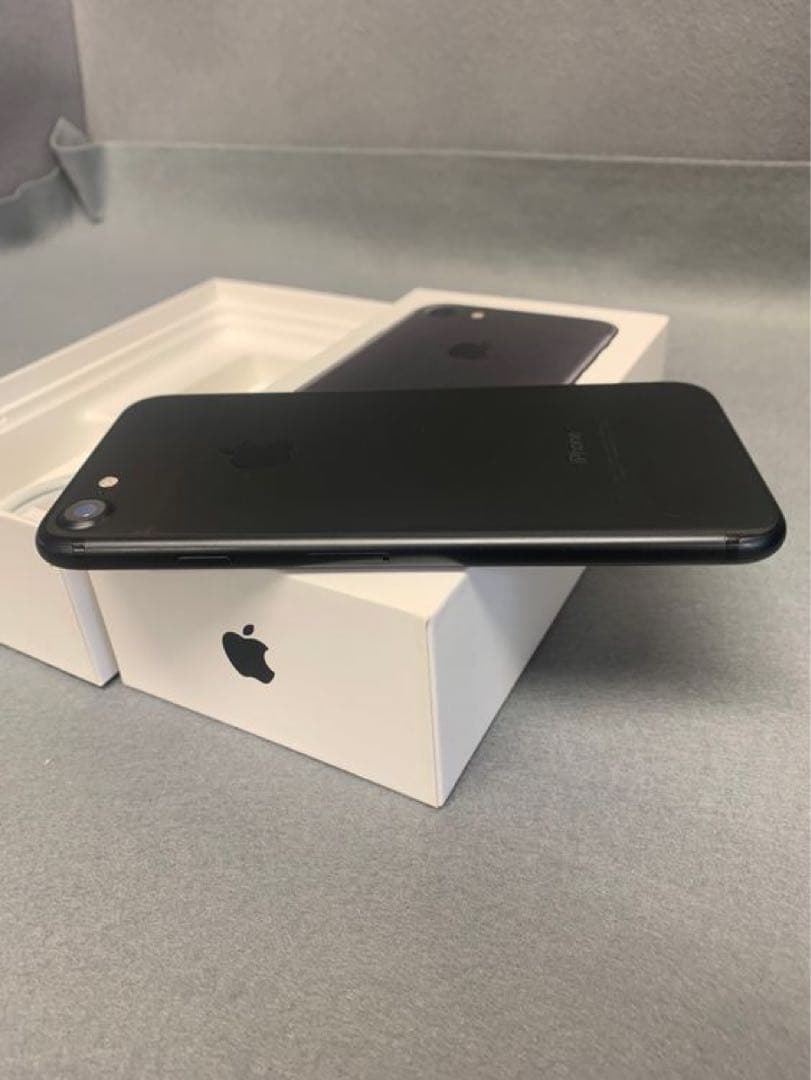 美品　国内版　SIMフリー　iPhone7　 128GB ブラック色