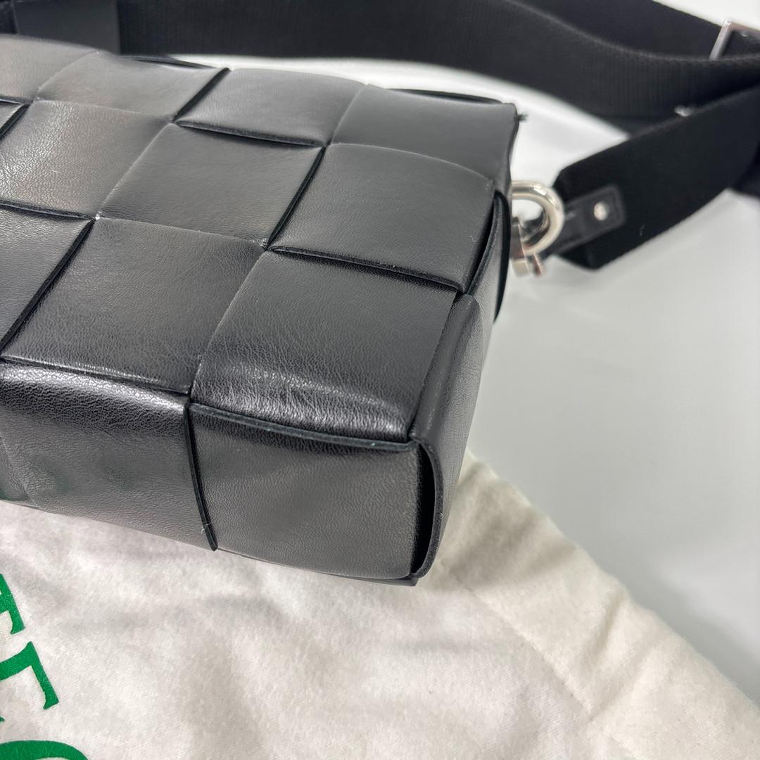 未使用 ボッテガヴェネタ イントレチャート ストラップポーチ ショルダーバッグ